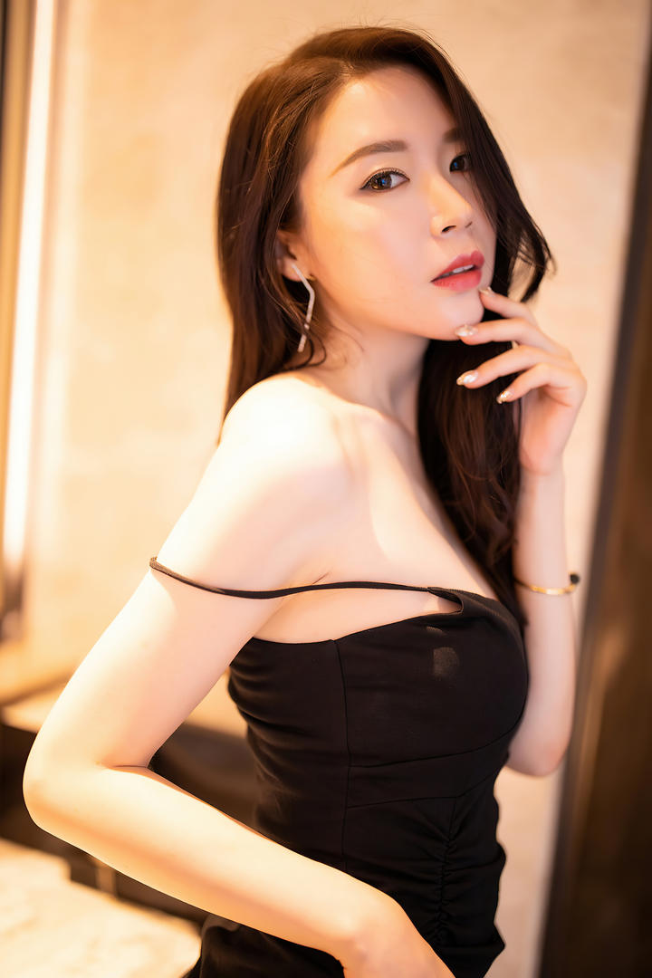 国内嫩模梦心月黑色吊带短裙性感诱人美女131写真图片