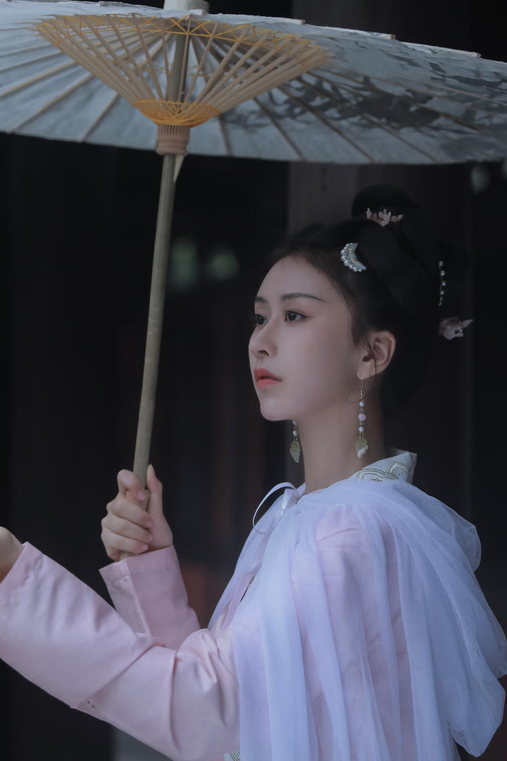 撑着伞的绝美颜值美女国潮古风艺术照大全
