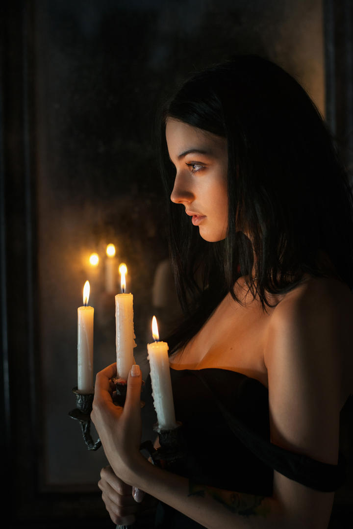 拿着蜡烛的欧美美女侧脸图片