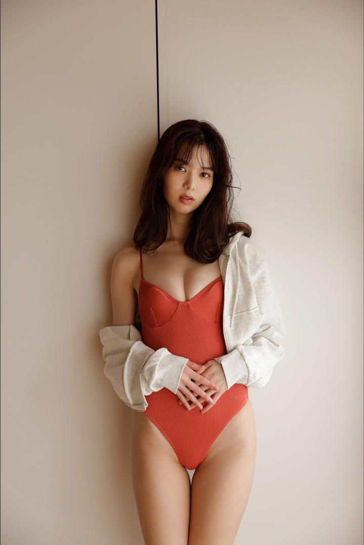 日韩精品人体美女红色泳装写真摄影图片