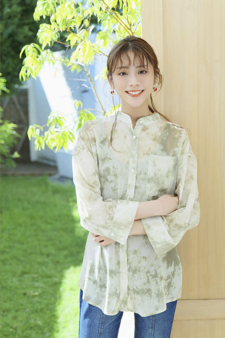 穿大号衬衫的日本甜美女生高清人像摄影图片