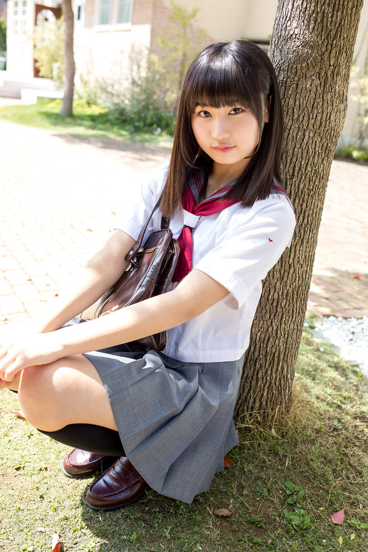 靠在树上的日本清纯美女学生图片