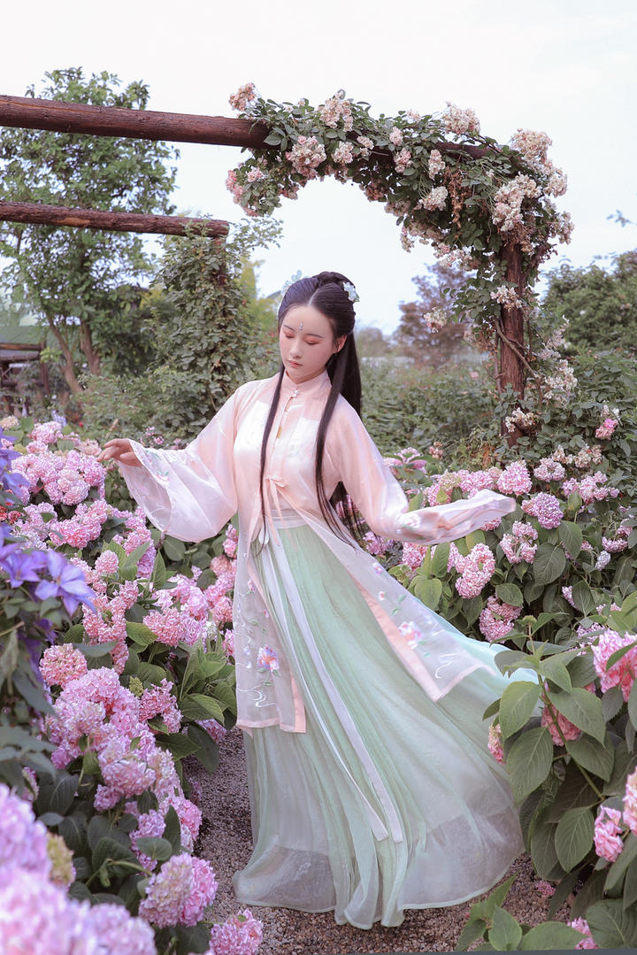 花园里古装美女女生艺术照