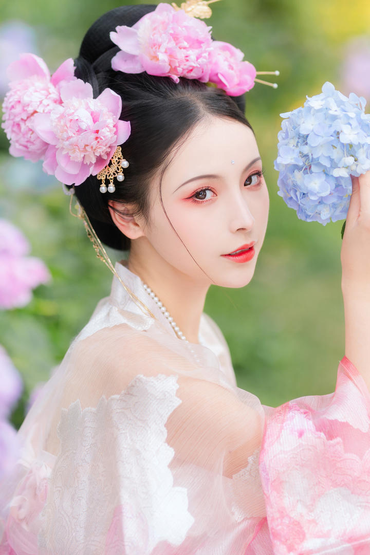 赏花的清纯极品古装美女艺术写真图片