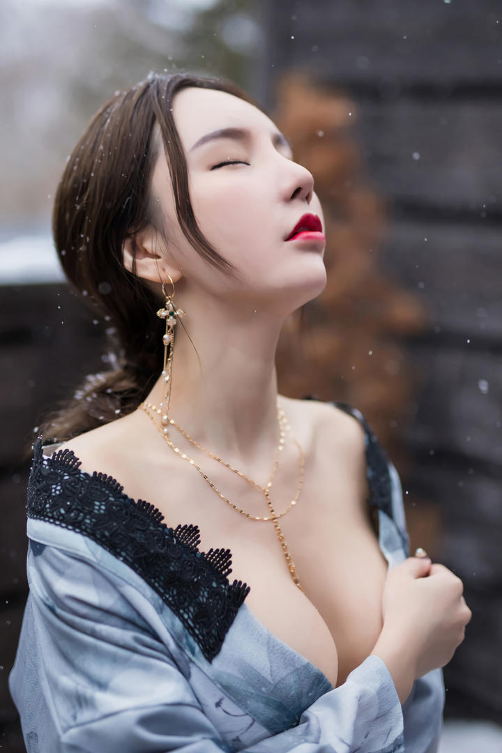 陶醉的气质美女图片
