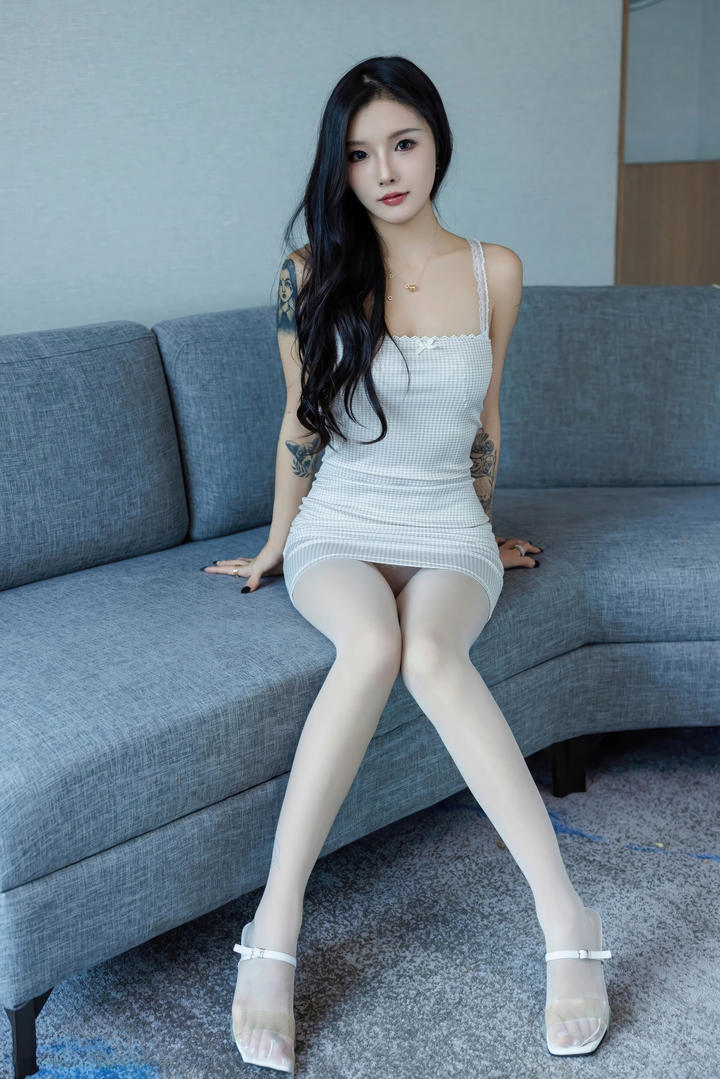 坐在沙发上的丝袜玉足美女走光图片