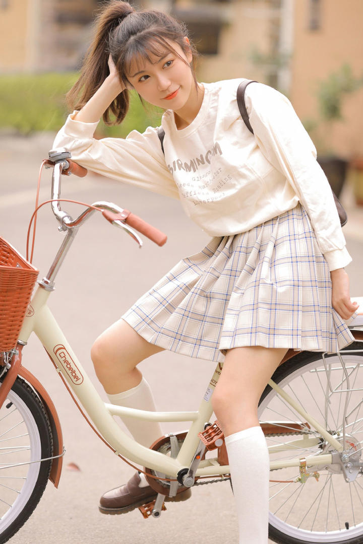 骑单车的清纯JK制服美女学生写真图片
