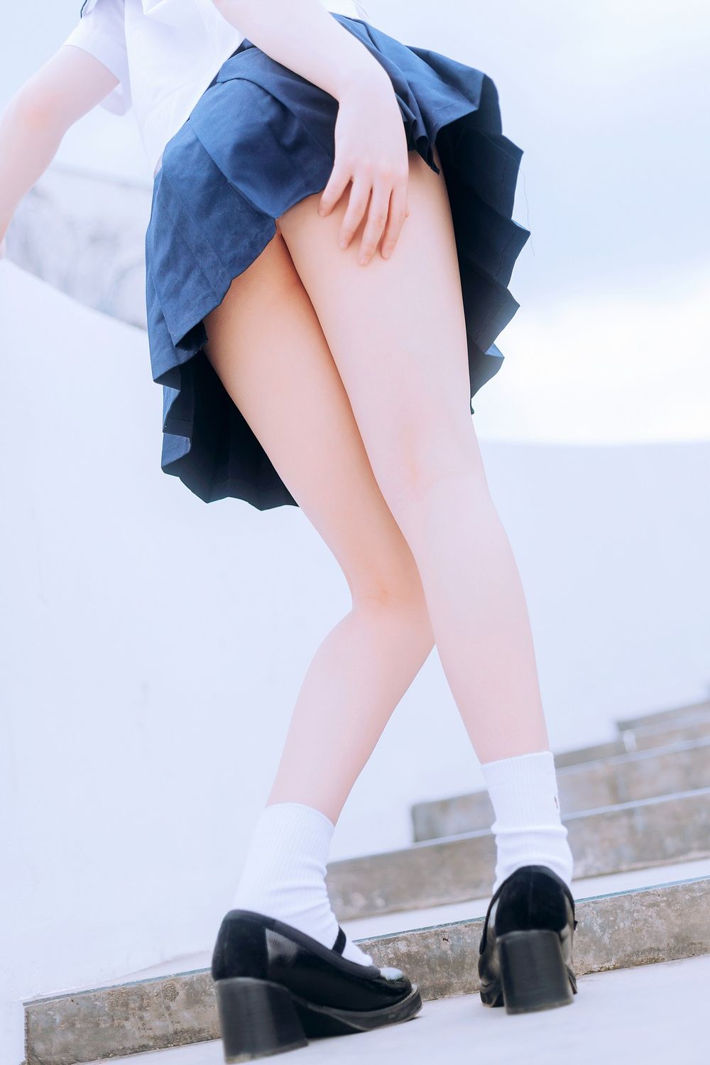 喵糖映画长发美女修长美腿JK制服户外草坪白嫩系列清纯写真