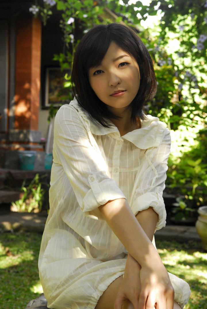 日本短发美女人像摄影写真图片