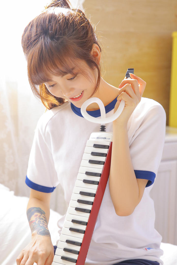 弹电子琴的清纯美女校花图片