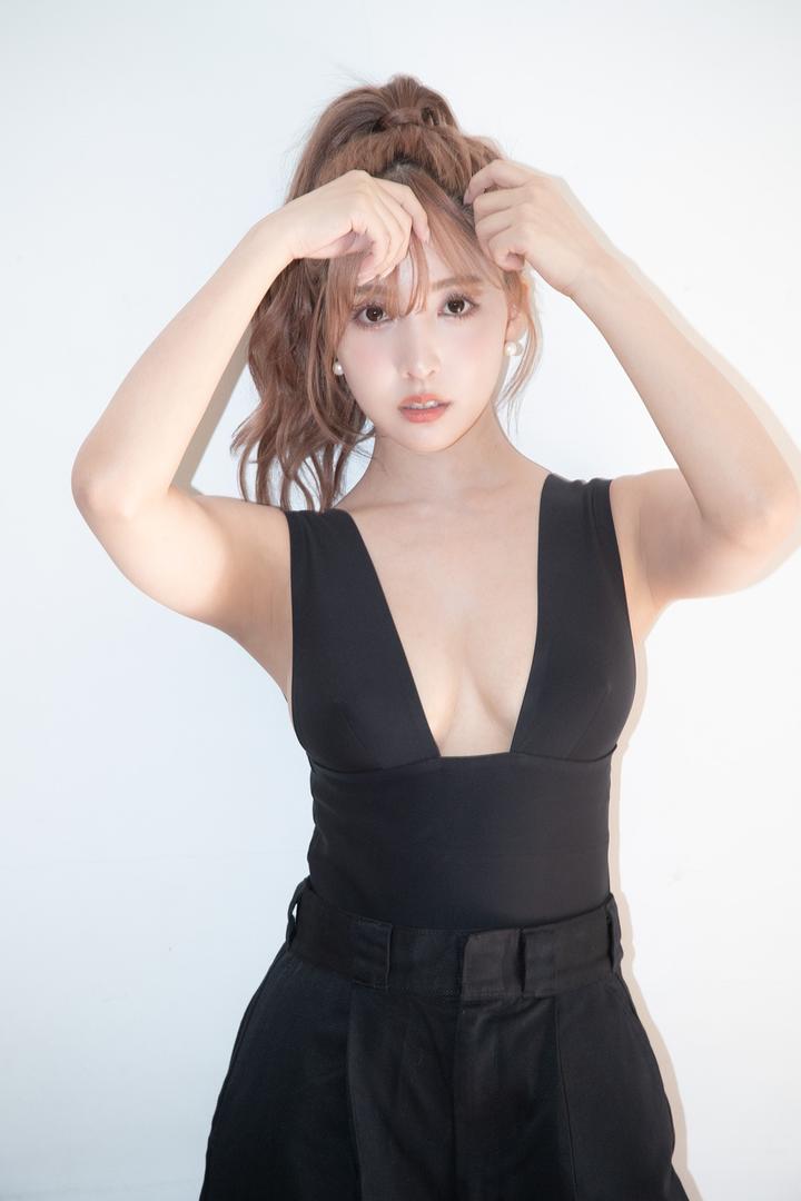 日韩精品AV女优三上悠亚高清无码写真套图