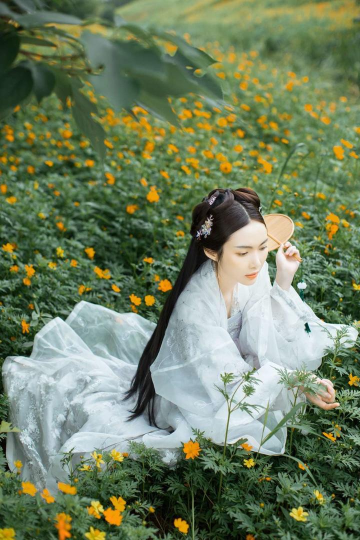 蹲在花丛中的唯美高清古装美女写真图片