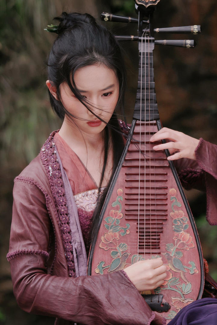 抱着琵琶的古装美女明星刘亦菲高清图片