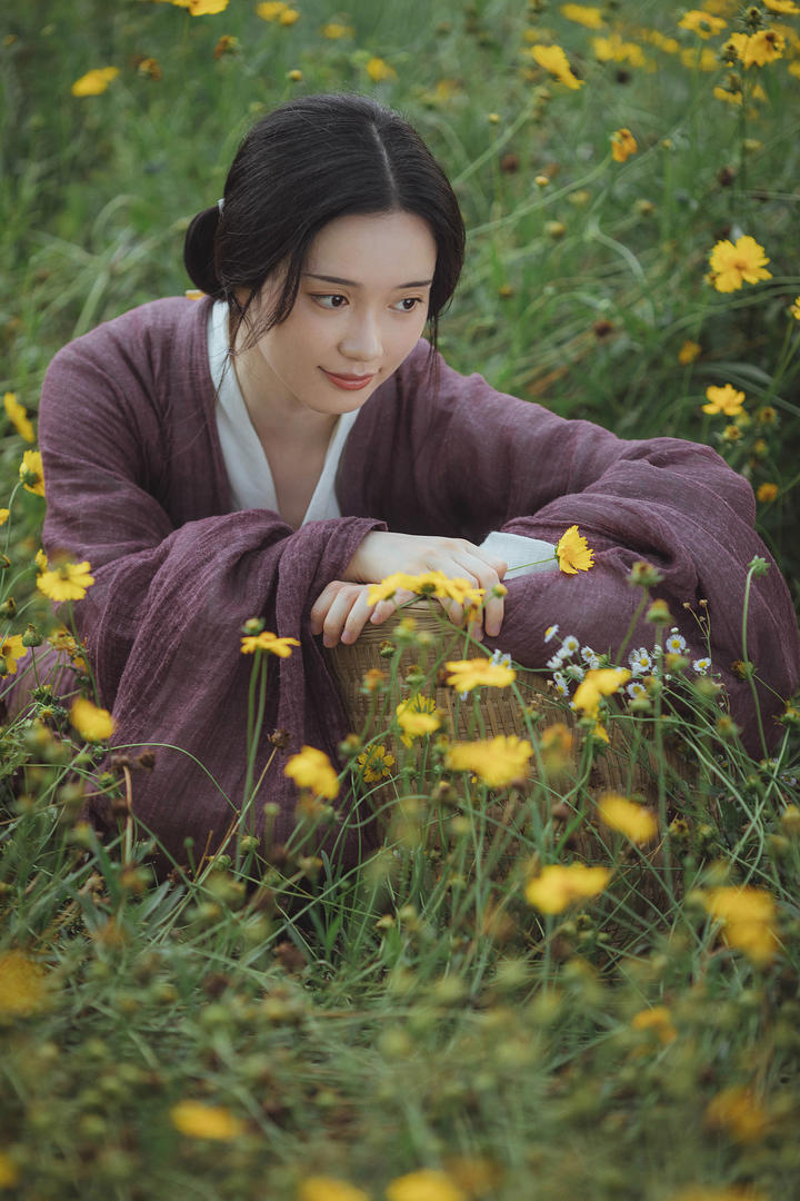 花田里的清纯汉服美女唯美艺术写真图片