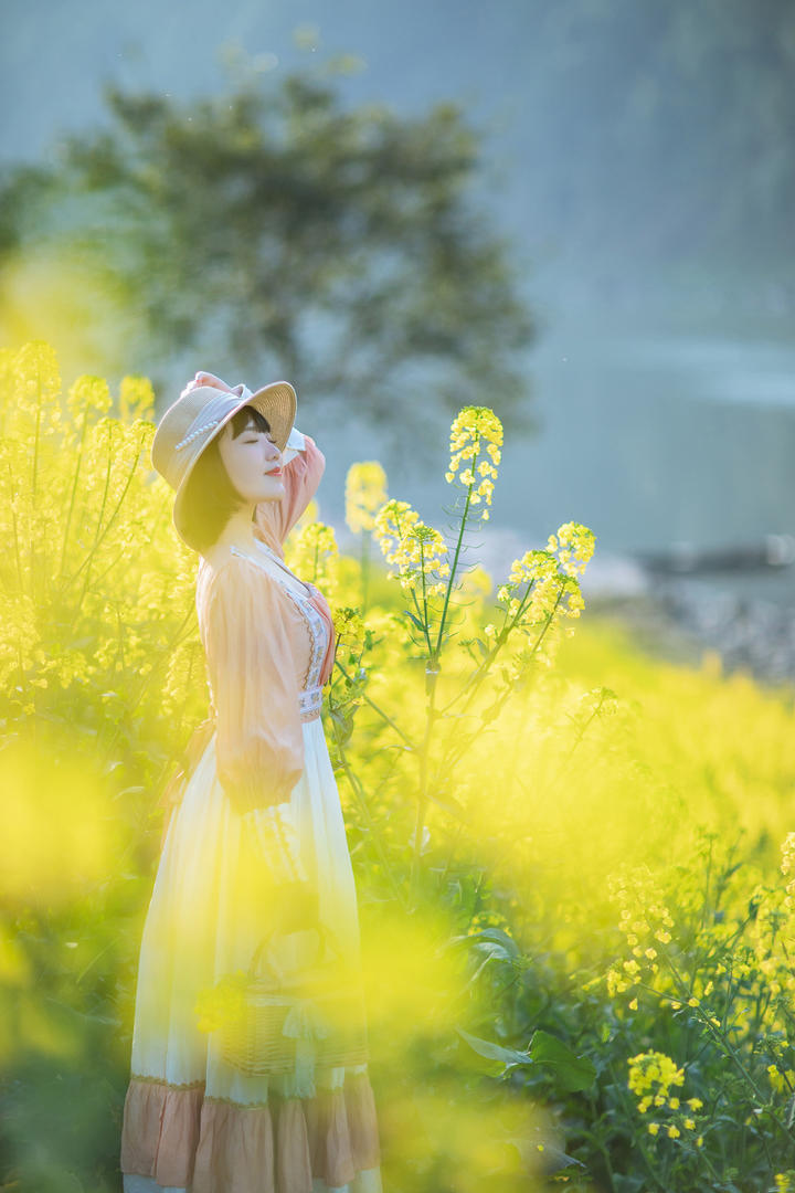 站在花丛中的唯美清纯美女写真图片