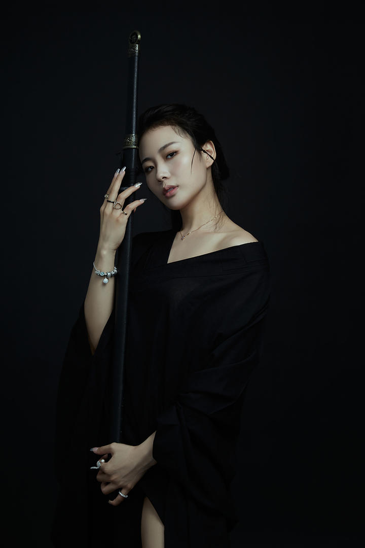 拿着宝剑的古装美女侠客人像艺术写真图片