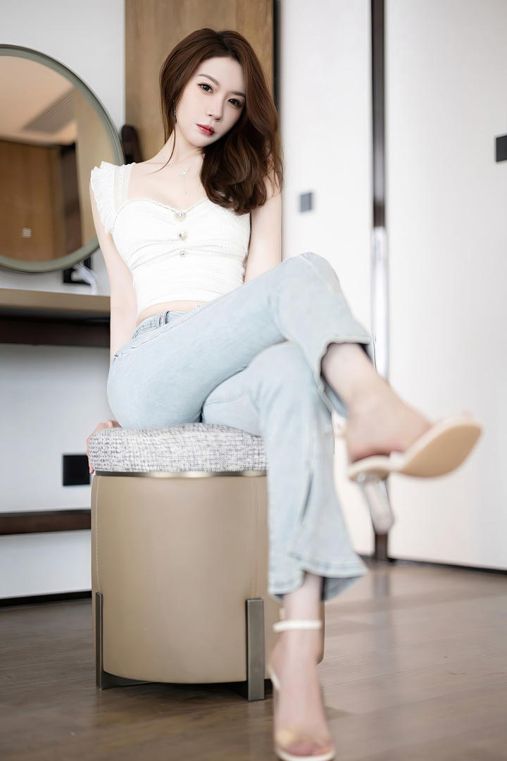 极品颜值女神梦心玥牛仔裤长腿mm写真图片