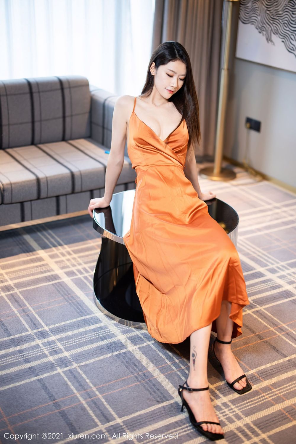 秀人网美女模特方子萱橙色深V吊裙高挑身材私房系列写真