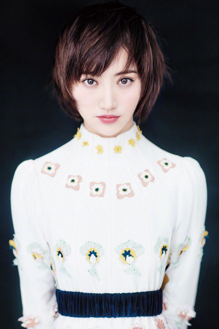 景甜短发发型艺术照图片