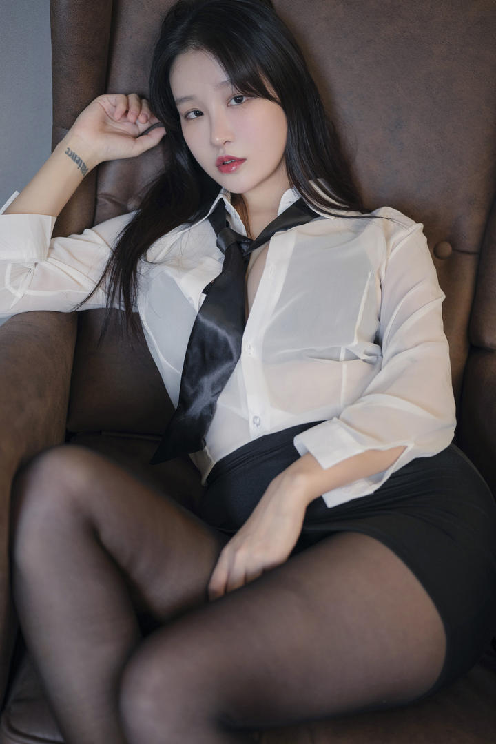 韩国大胆性感美女穿透明衬衣制服诱惑图片