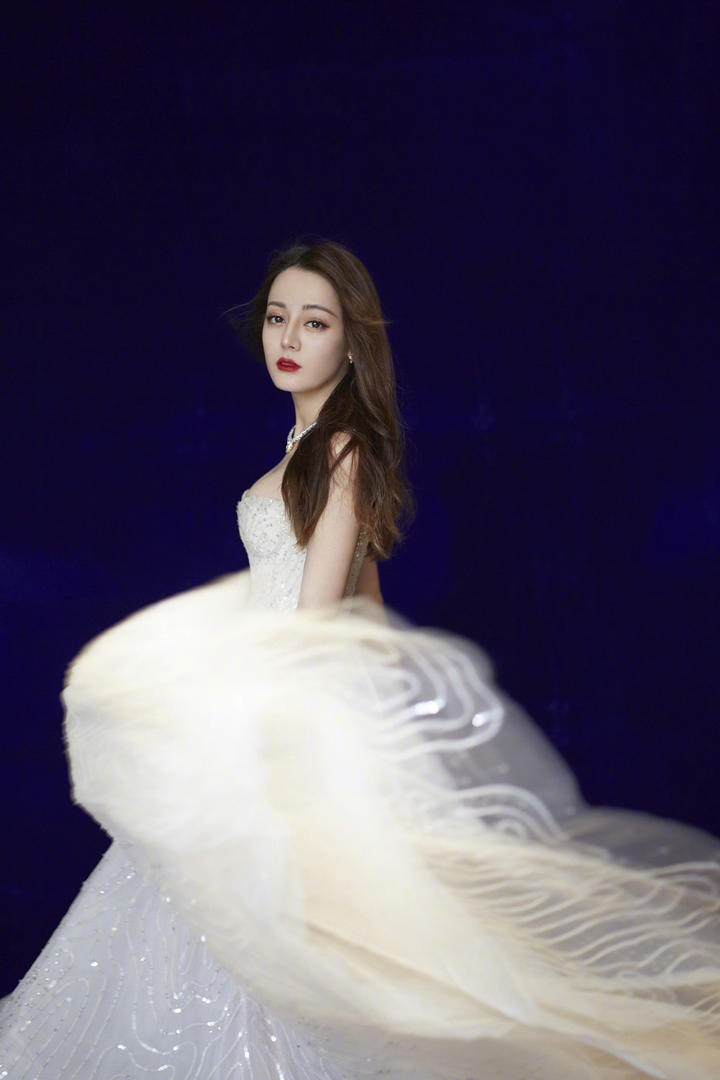 穿婚纱的美女明星迪丽热巴高清壁纸图片