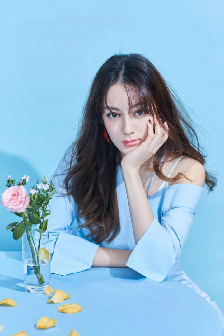 新疆美女明星迪丽热巴蓝色仙气长裙写真图片