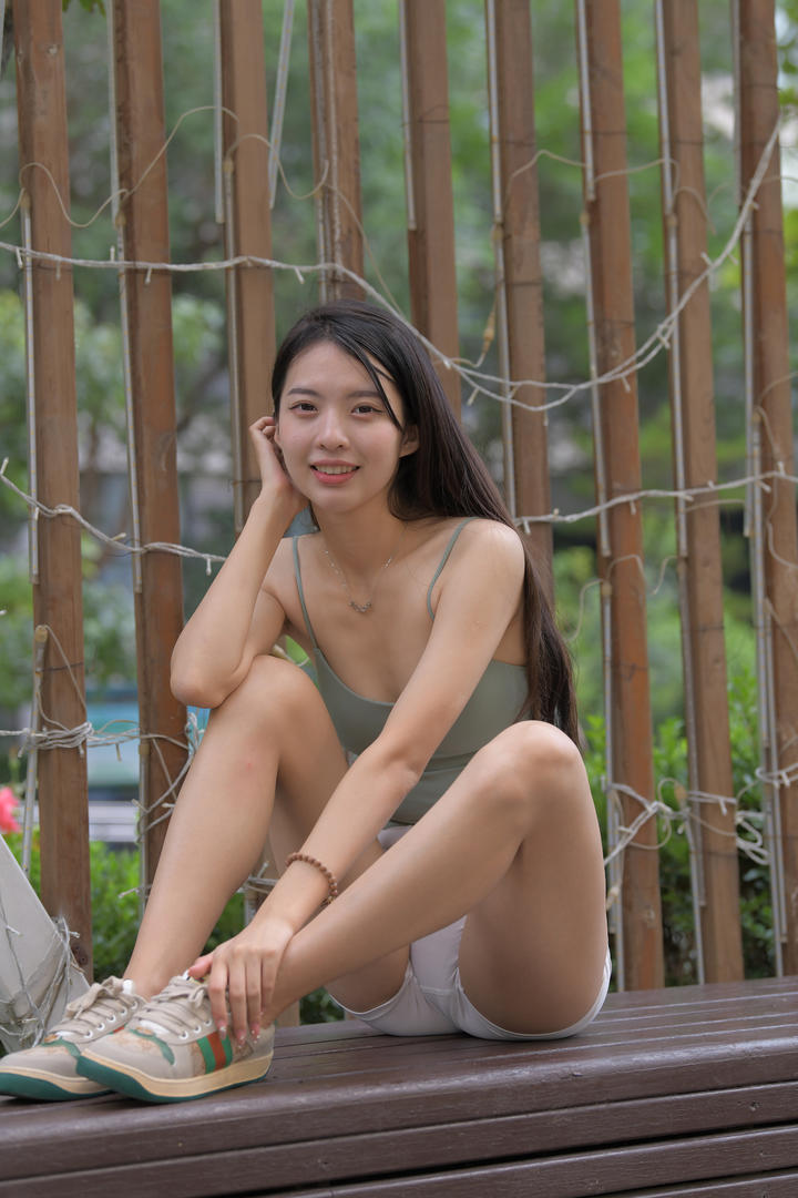 坐在长椅上的长发清纯美女街拍美女网
