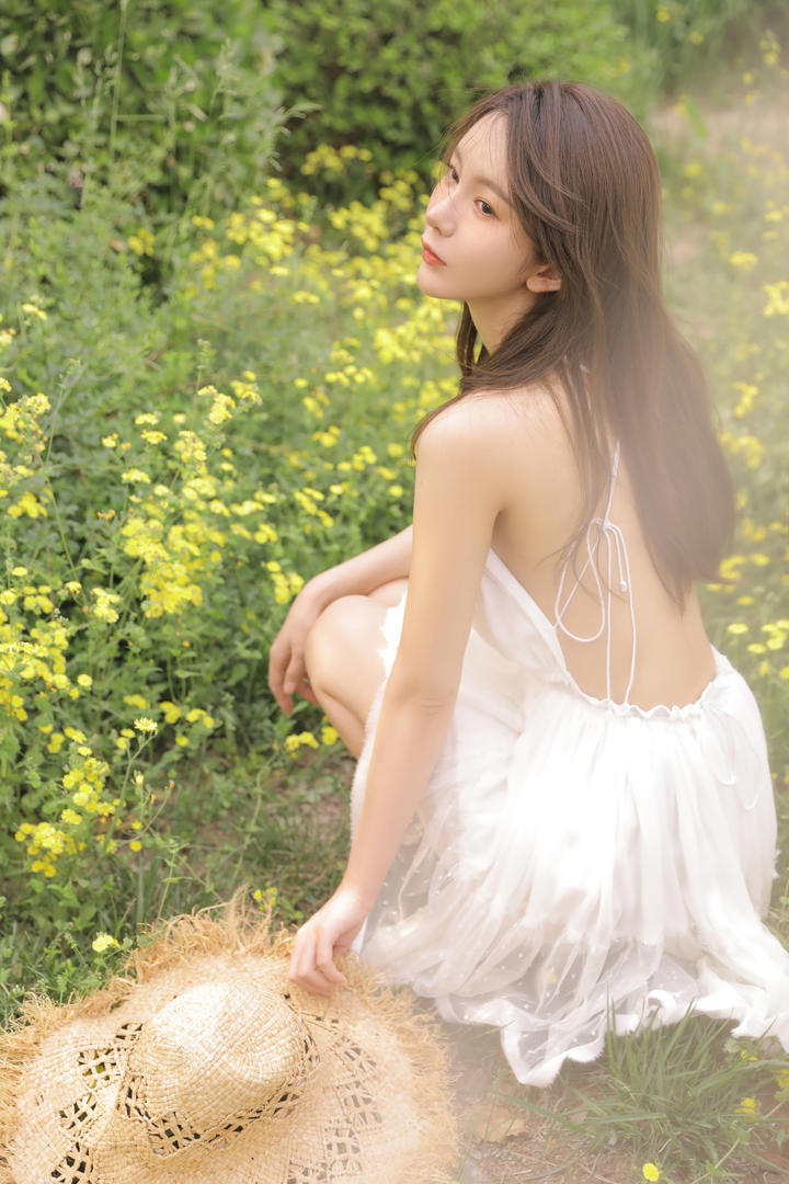 花丛中的极品清纯美女校花图片