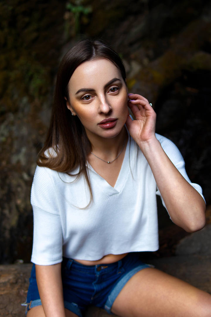 坐在石头上的高清欧美美女人像艺术写真图片