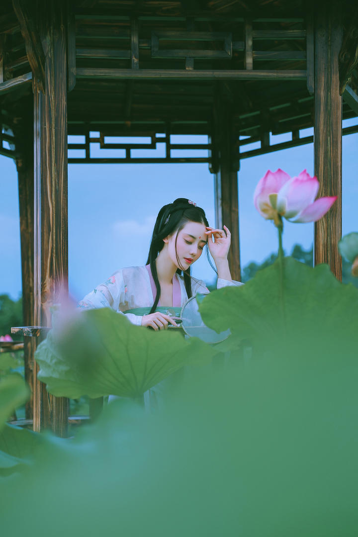 坐在亭子里的高清古装美女艺术写真