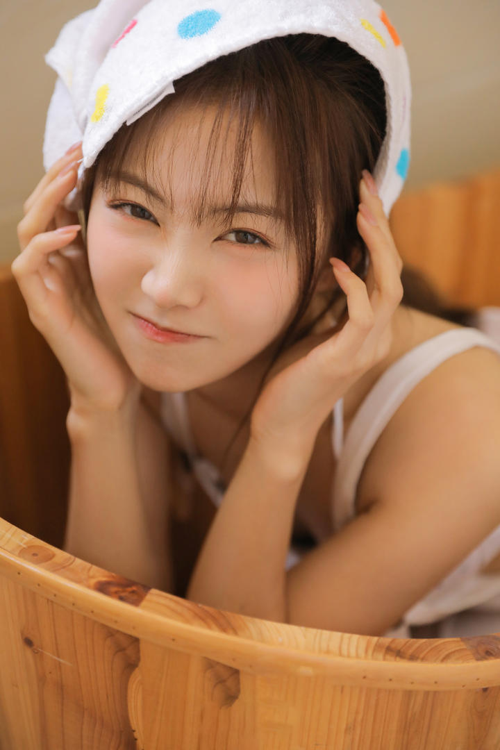 蹲在木桶里的清纯可爱美女写真图片
