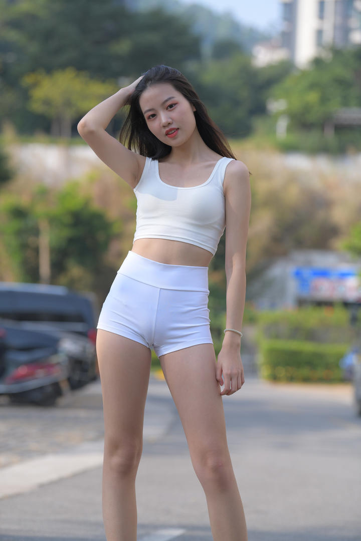 青春阳光的邻家女孩穿紧身裤高清壁纸图片