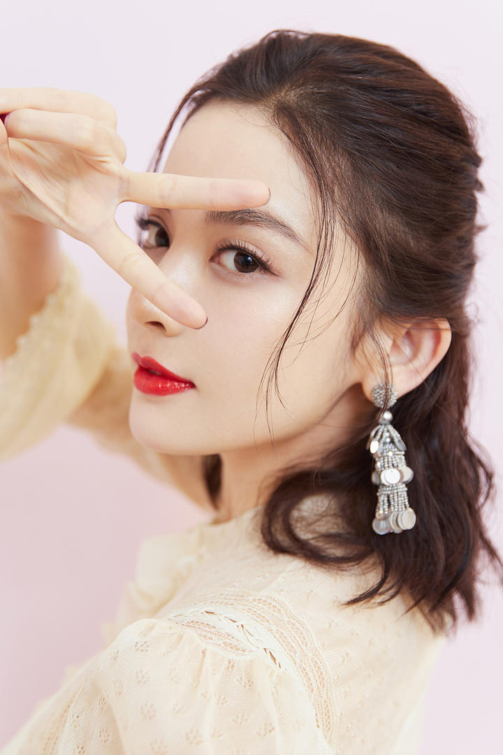 比着剪刀手的极品女星古力娜扎图片