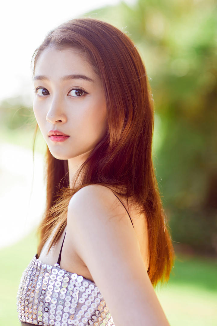 穿吊带亮片长裙的气质美女明星关晓彤高清壁纸图片下载