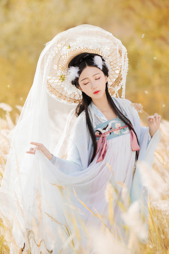 戴着斗笠的漂亮古风汉服美女主播艺术照图片