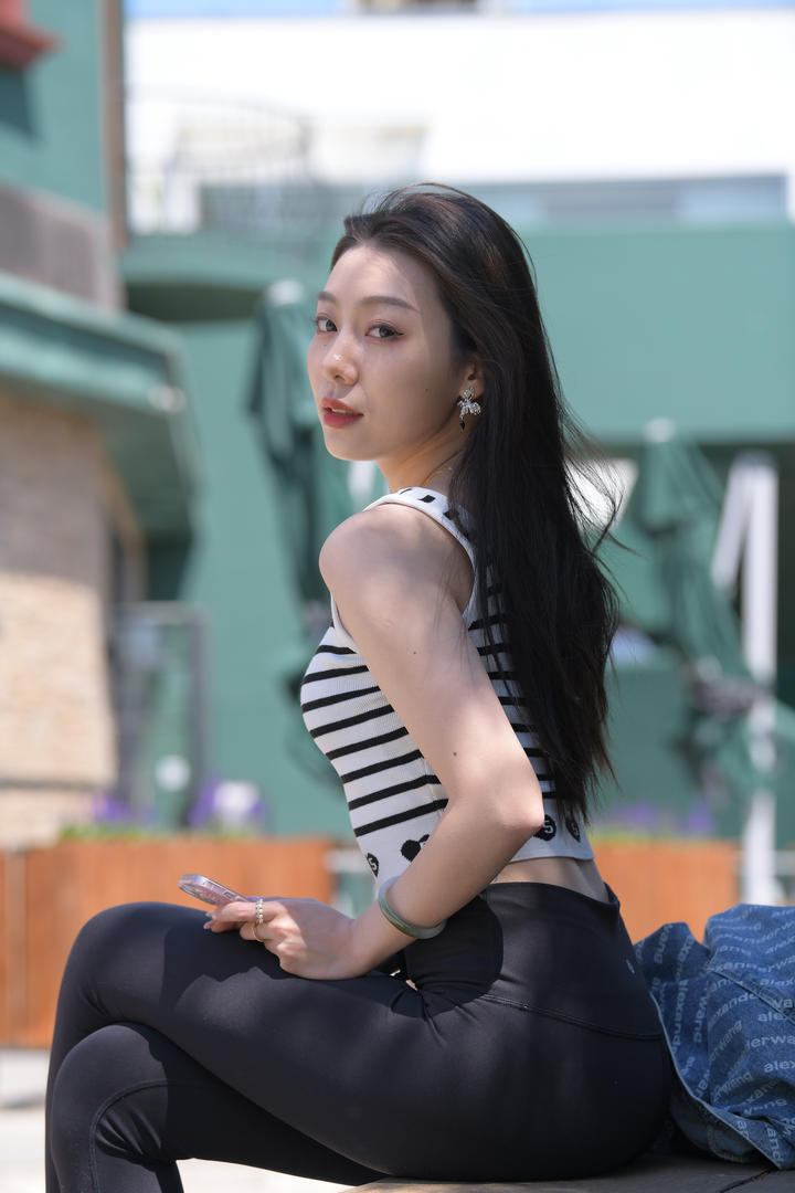 身材火辣的紧身裤美女高清图片