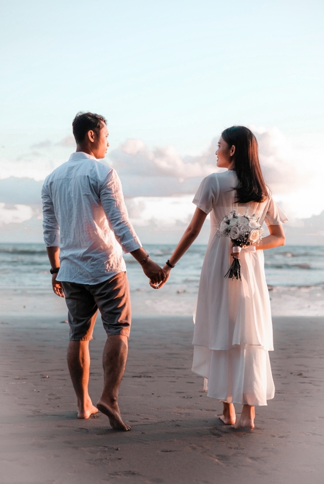 唯美海边浪漫情侣背影写真图片