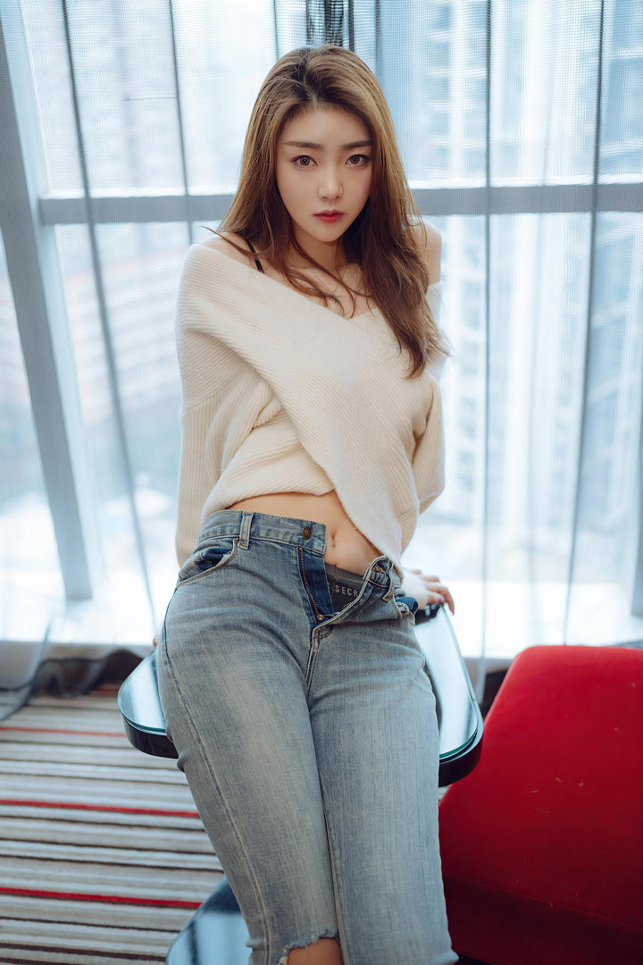 解开牛仔裤的美女可樂性感写真图片