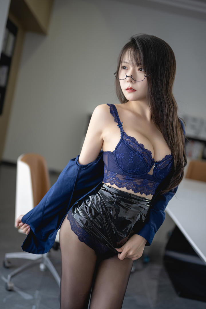 戴着眼镜的性感美乳黑丝美女模特销魂写真图片