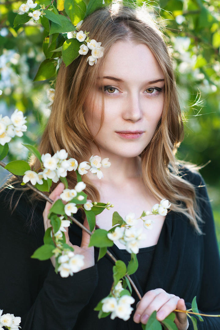 超清树枝下的欧美美女特写图片