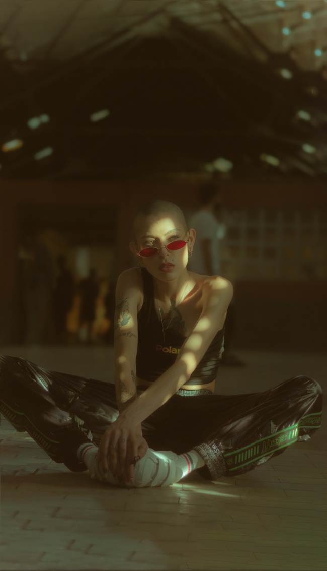 性感光头美女人体模特图片