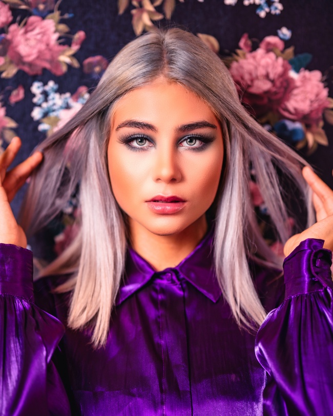 欧美紫色衬衫美女写真图片