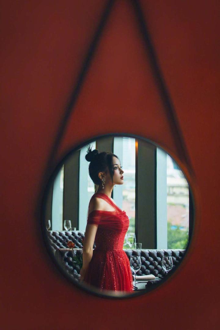扎着丸子头新疆美女明星古力娜扎图片
