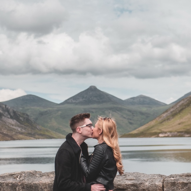 秀恩爱情侣接吻图片