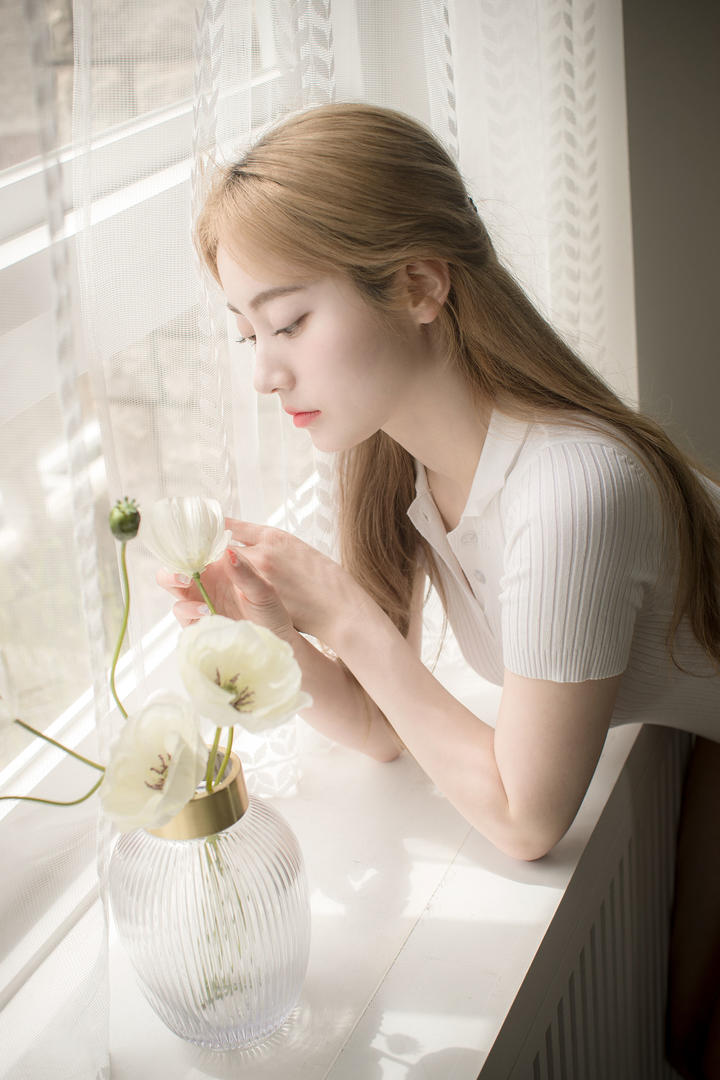 趴在窗户上的清纯唯美高颜值美女写真图片