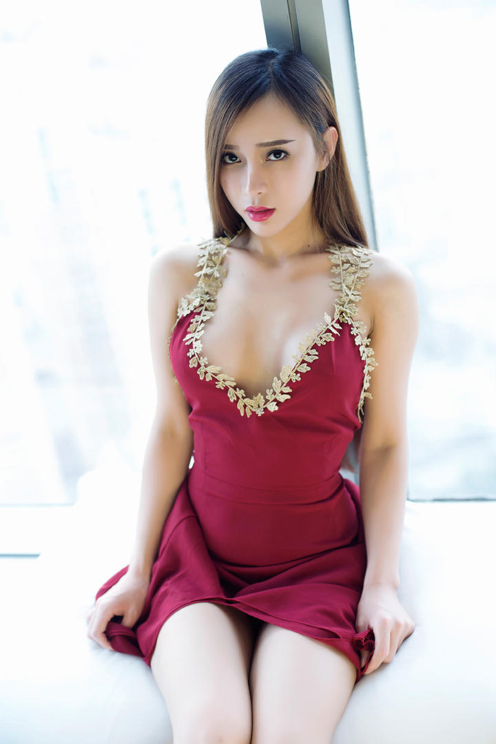 穿着红色裙子坐在窗户边的高清美女图片