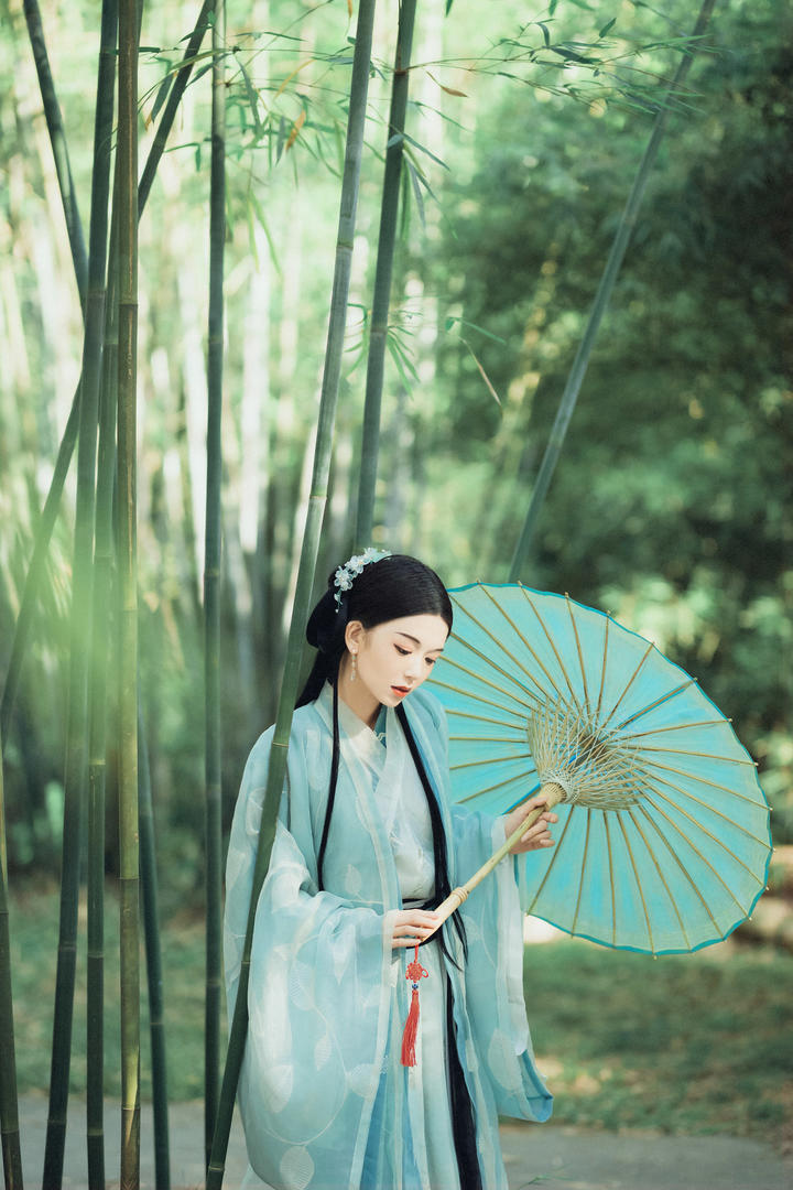 一身青衣的唯美古风汉服小姐姐户外艺术写真壁纸图片