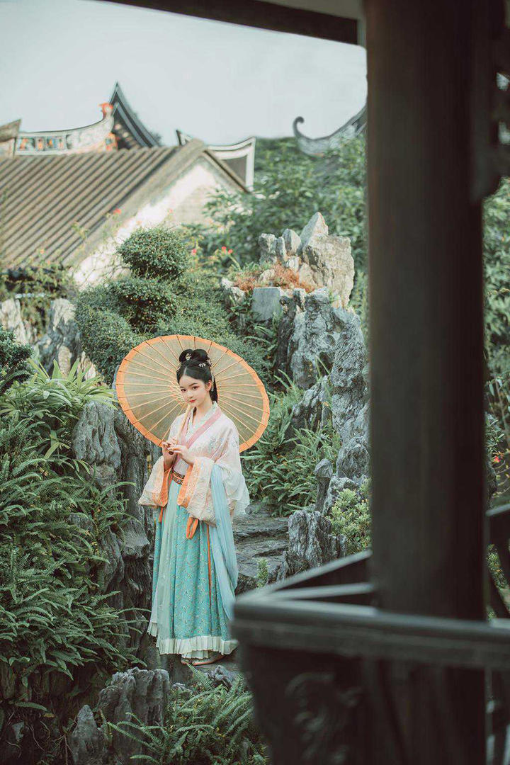 站在假山上的唯美古装美女艺术写真图片