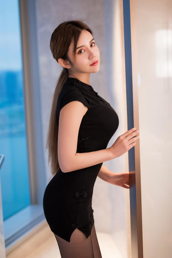 穿着黑色超短裙的性感丝袜美女诱惑图片