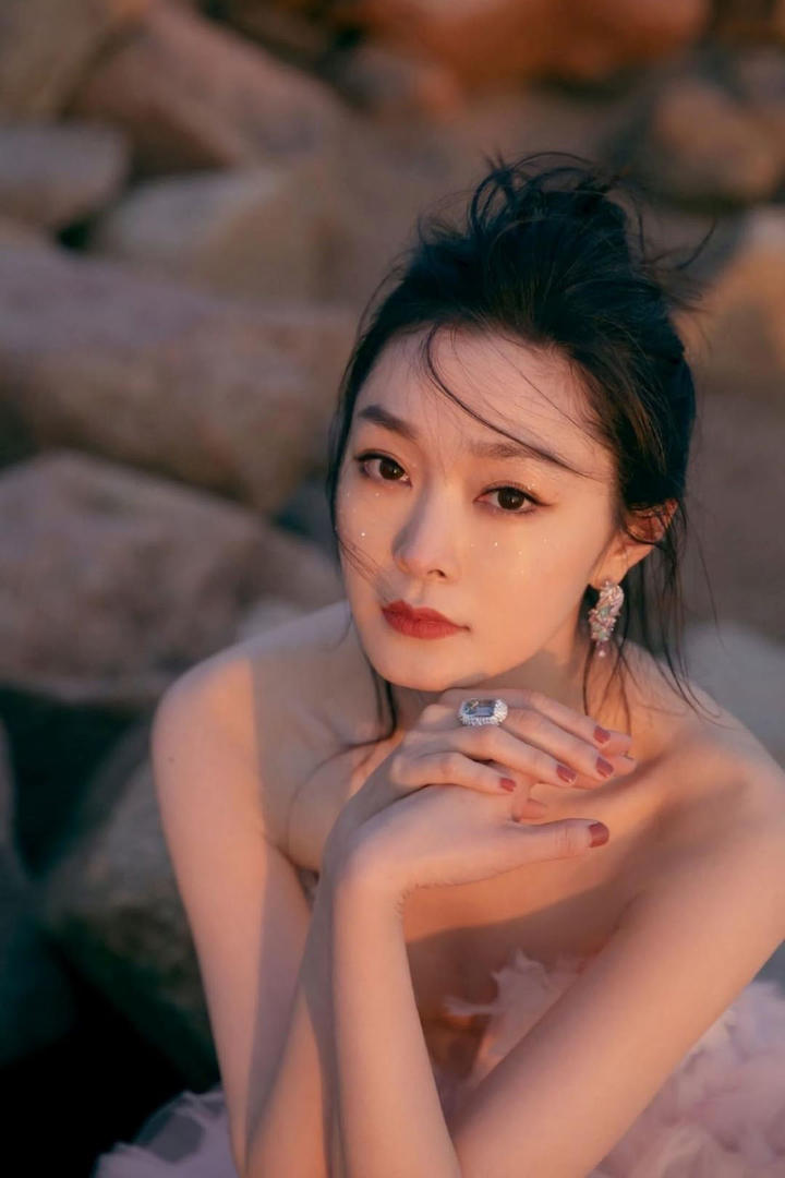 高清唯美美女明星宋轶海边写真图片